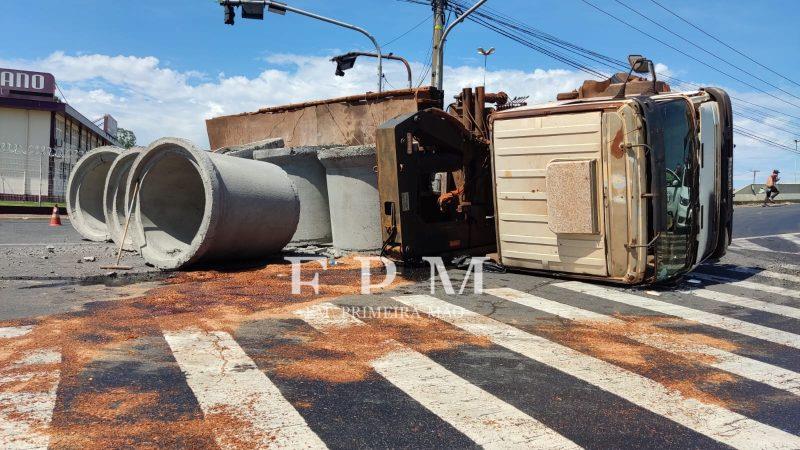 Caminhão carregado com manilhas tomba e interdita viaduto da Vila São Sebastião em Franca