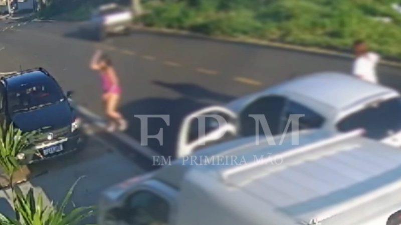 Mulher em fúria quebra carro de ex com facão e tijolada em Franca