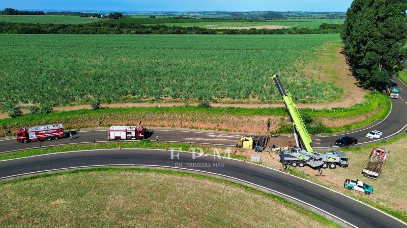 Carreta tomba e interdita alça de acesso em Franca 