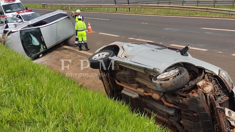 Susto na rodovia; carros tombam após colisão e ocupantes saem ilesos