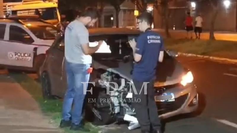 Homem é prensado entre veículos após motorista embriagada colidir em carro estacionado