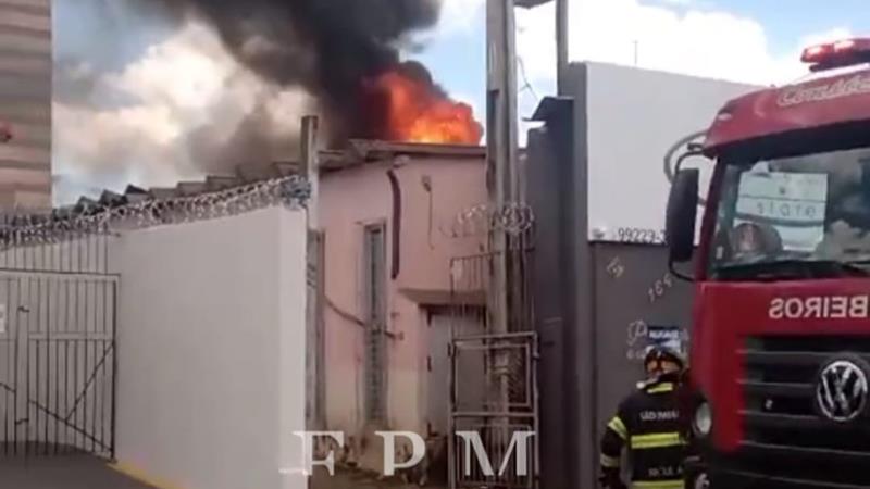 Incêndio deixa depósito destruído na área central de Franca