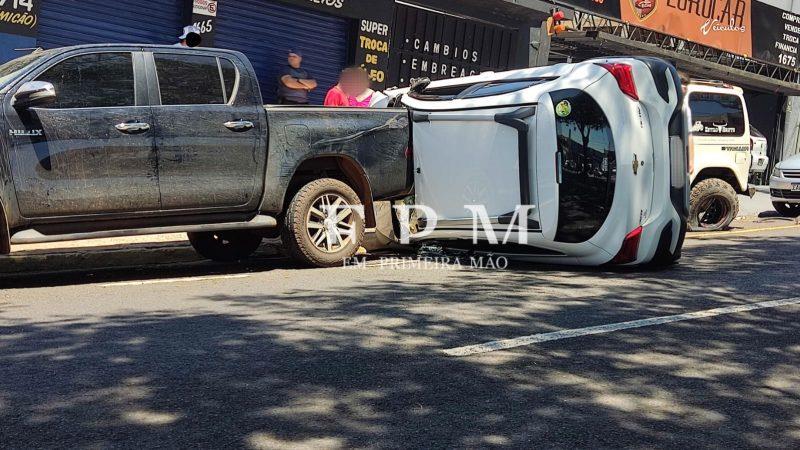 Motorista tomba carro após atingir veículo estacionado em avenida de Franca 