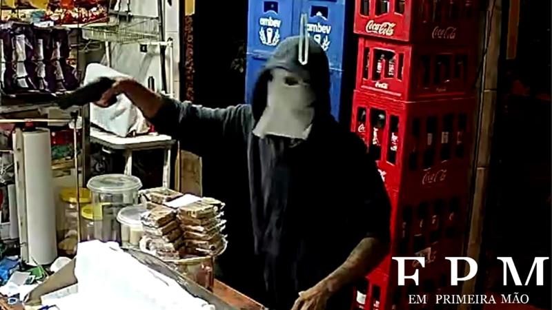 Bandido armado ameaça e rouba dono de bar e cliente em Franca