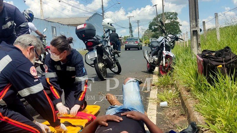 Motociclista fica ferido após perder controle e colidir contra poste em Franca