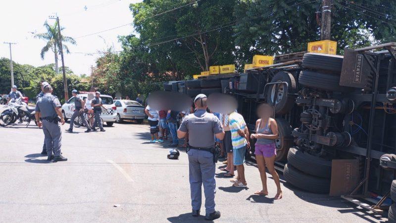 Caminhão carregado com cerveja tomba e pessoas são detidas tentando saquear a carga em Ituverava