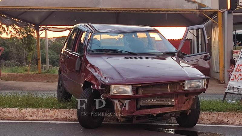 Motorista capota carro após colidir em veículo estacionado em avenida de Franca