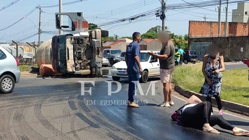 Caminhão betoneira tomba e interdita parte da avenida Nelson Nogueira em Franca