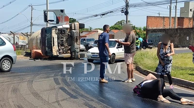 Caminhão betoneira tomba e interdita parte da avenida Nelson Nogueira em Franca