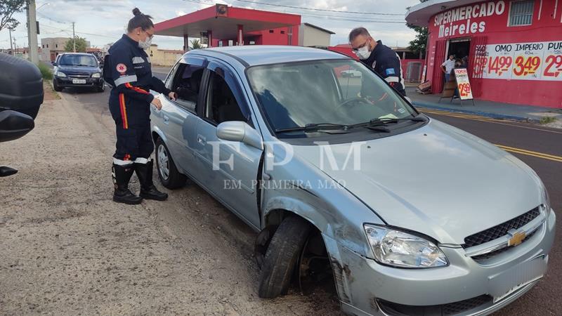 Criança fica ferida após motorista colidir em veículo estacionado em avenida de Franca