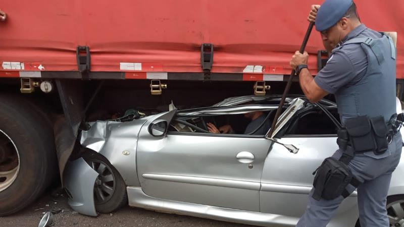 Motorista sobrevive após grave acidente entre carro e caminhão em Batatais 