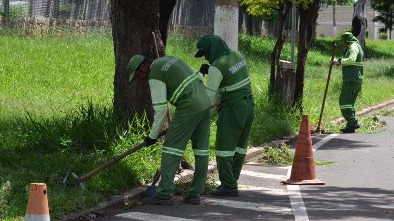 Prefeitura intensifica serviços de limpeza e notifica donos de terrenos, em Franca