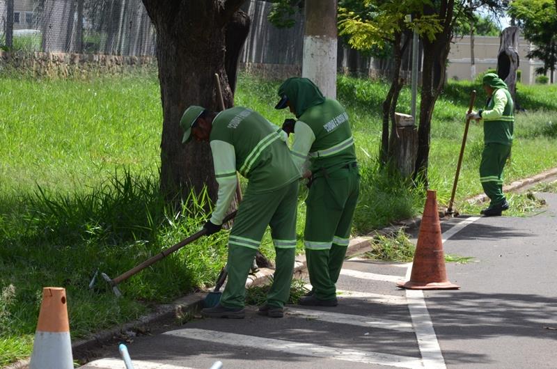 Prefeitura intensifica serviços de limpeza e notifica donos de terrenos, em Franca