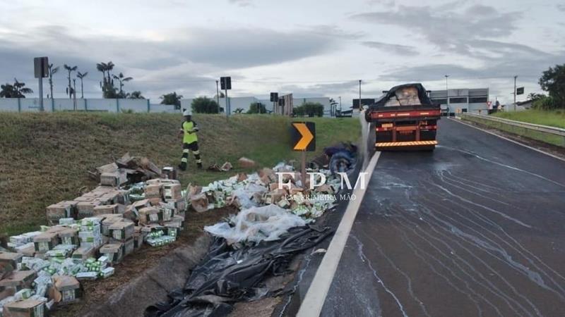 Carga de leite cai de caminhão em alça de acesso de rodovia em Franca