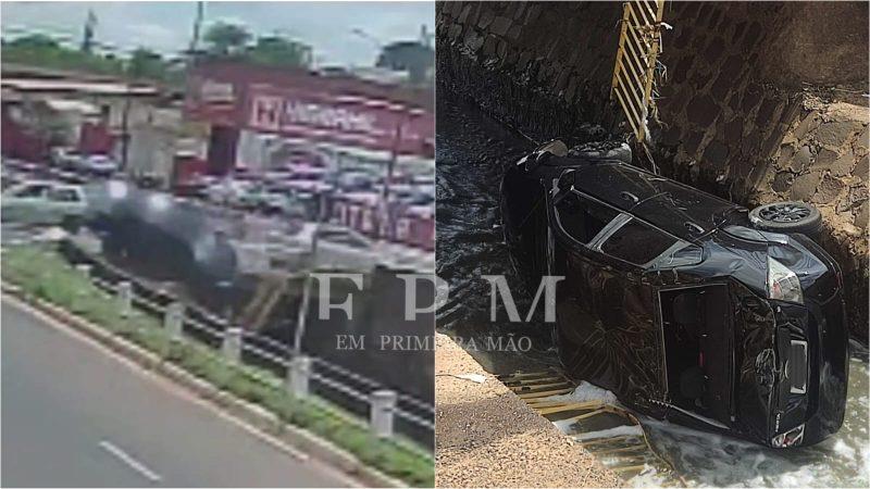 Carro despenca em córrego após colisão em avenida de Franca