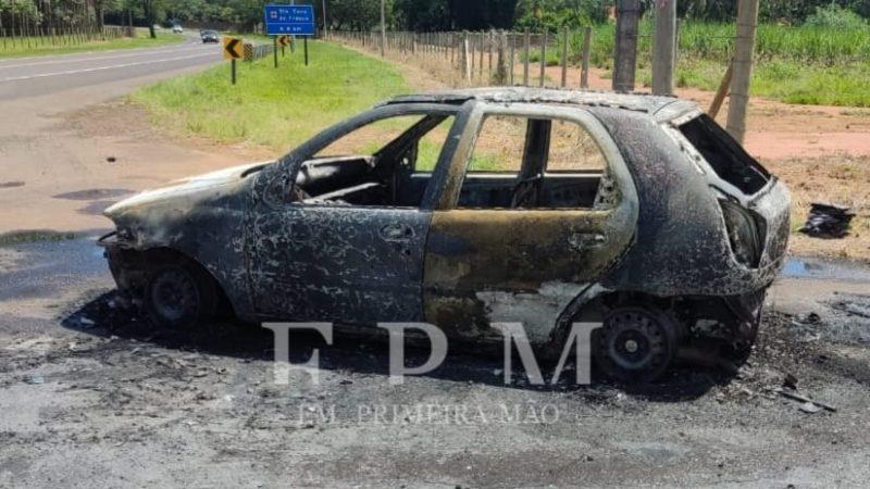 Carro fica destruído após incêndio na rodovia Nestor Ferreira