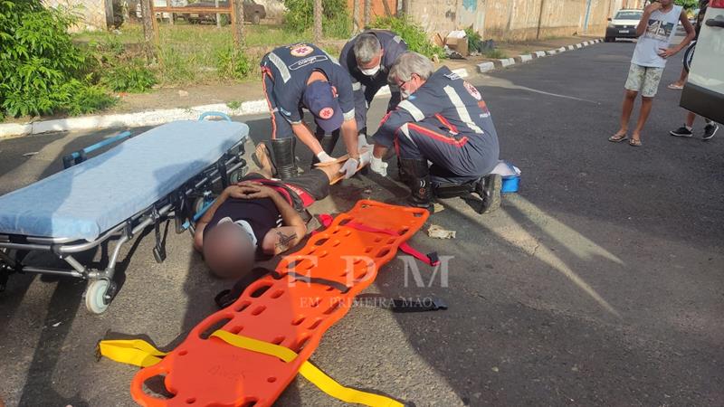 Ciclista é socorrido com ferimento grave após sofrer queda ao passar em buraco