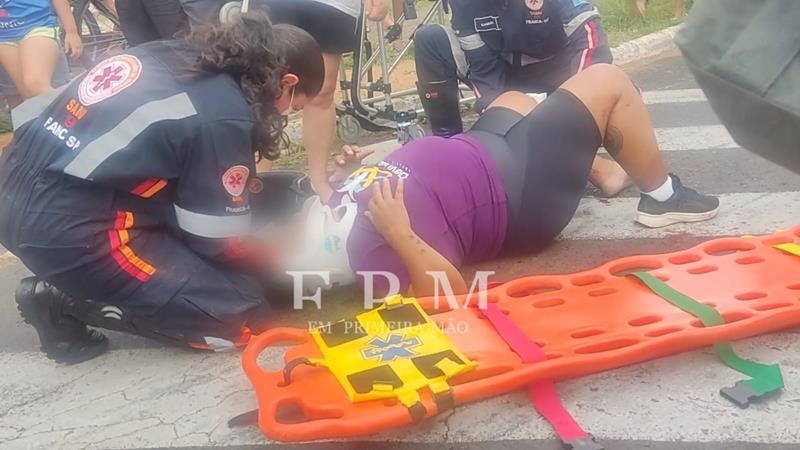 Motociclista sofre ferimento grave após colidir com carreta em avenida movimentada de Franca