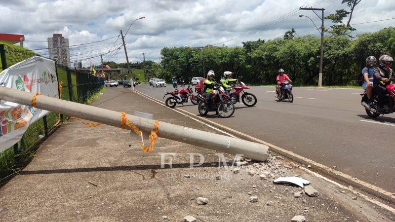 Motorista é socorrido após perder controle de veículo e colidir em poste em avenida de Franca