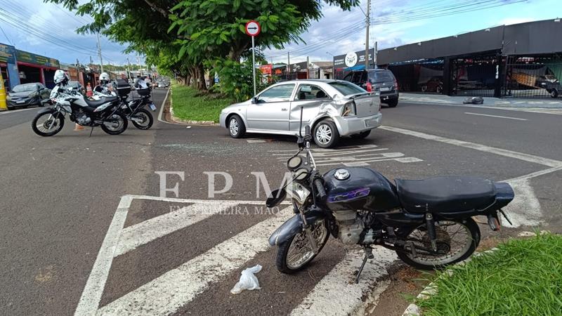 Jovem pega carro escondido do pai, causa acidente e deixa motociclista ferido em avenida de Franca