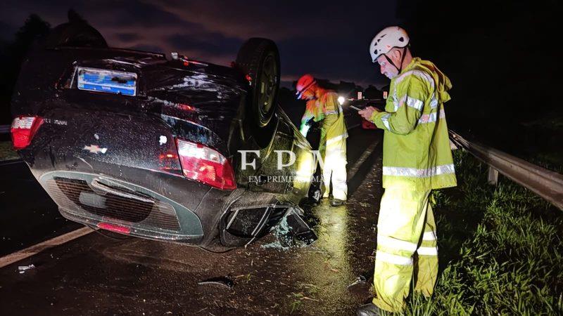 Carro capota após ter traseira atingida por outro veículo em rodovia de Franca