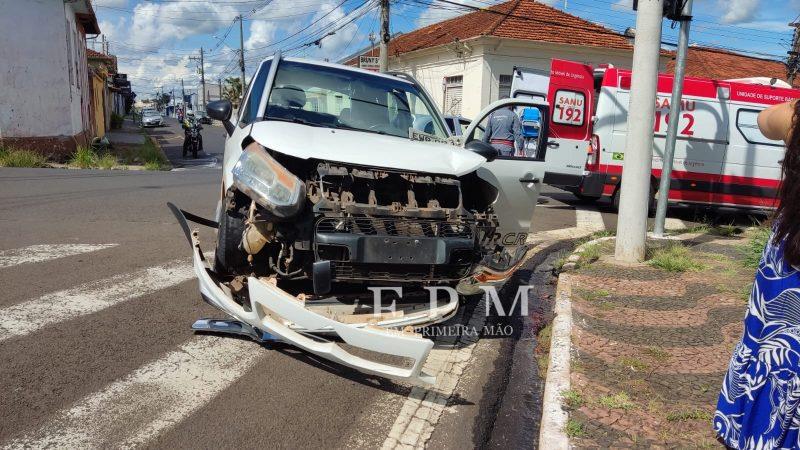 Carro fica com a frente destruída após ser atingido por moto na Estação