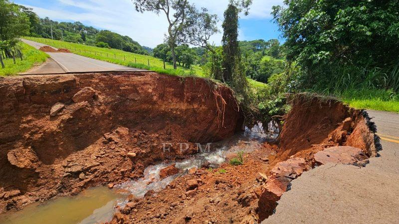 Obras em ponte que caiu na rodovia Cristais-Águas Quentes não tem prazo para começar; local segue interditado