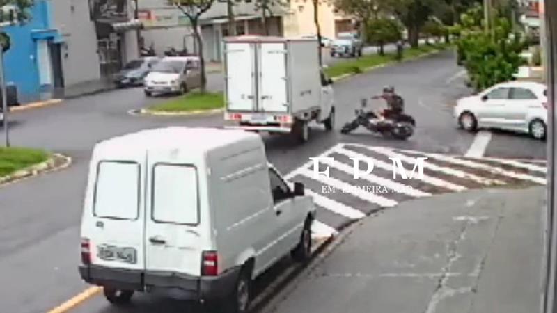 Motociclista avança sinal de pare e acaba atingido e arrastado por caminhão em avenida de Franca