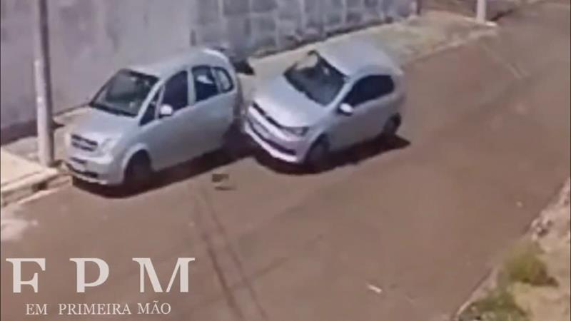 Câmeras de segurança registram motorista colidindo em carro estacionado e fugindo, em Franca