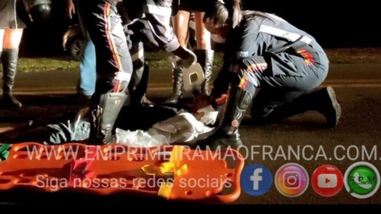 Motociclista tem dedo dilacerado e fratura na perna após acidente em Franca