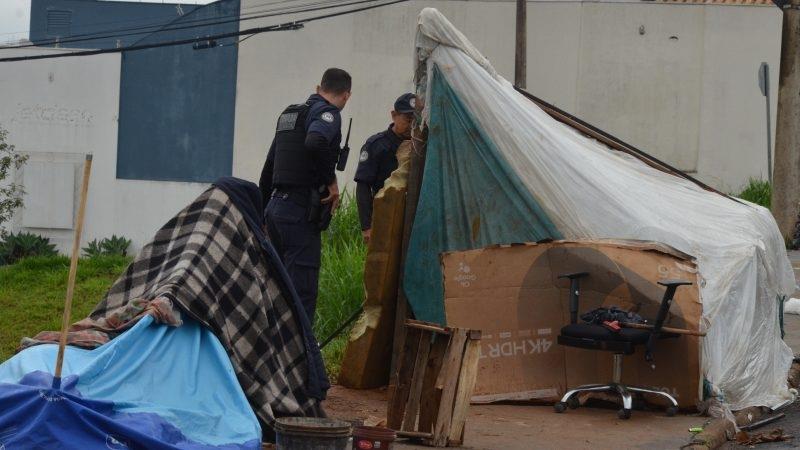 Guarda Civil e Polícia Militar realizam operação de retirada de barracas em área pública