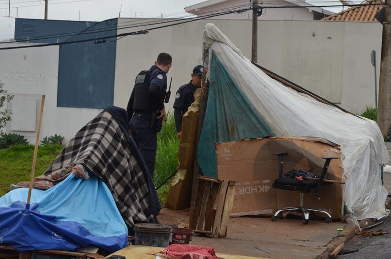 Guarda Civil e Polícia Militar realizam operação de retirada de barracas em área pública