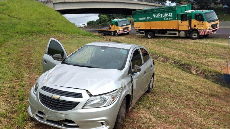 Mulher sai ilesa após despencar com carro em barranco em rodovia de Franca