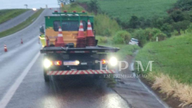 Susto na rodovia: motorista perde o controle de veículo e vai parar em canavial