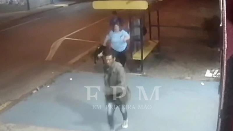 Ladrão é flagrado por câmeras de segurança furtando bolsa de mulher em ponto de ônibus em Franca