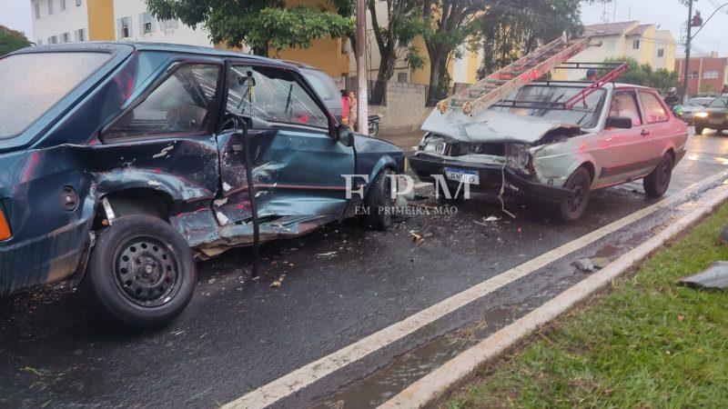 Motorista com sinais de embriaguez atravessa canteiro central de avenida e atinge dois carros em Franca