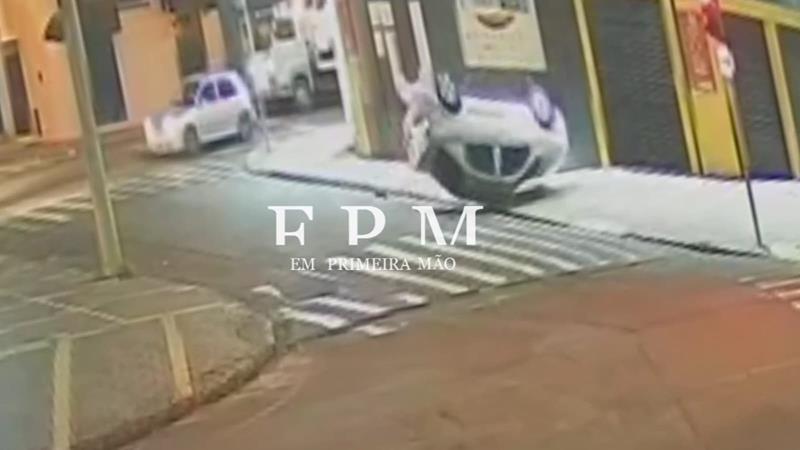 Câmera de segurança registra momento em que carro capota durante a madrugada em Franca