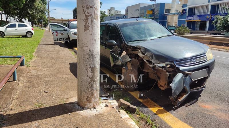 Motorista perde controle de veículo e atinge poste em avenida de Franca