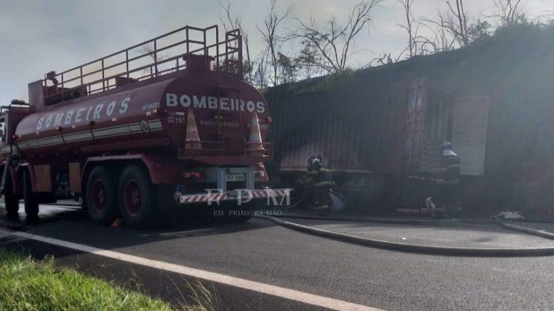 Carreta carregada com café pega fogo na rodovia Cândido Portinari