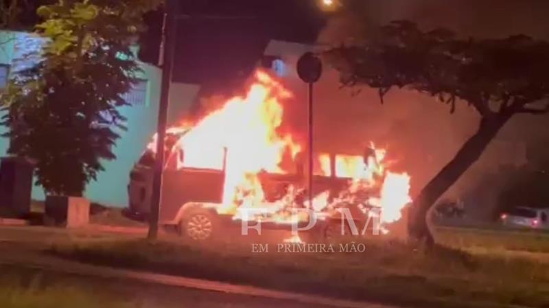 Perua fica destruída após pegar fogo na avenida Dom Pedro, em Franca