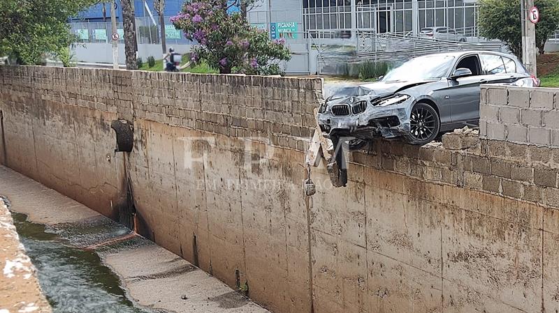 Motorista perde controle de veículo e por pouco não cai em córrego em Franca