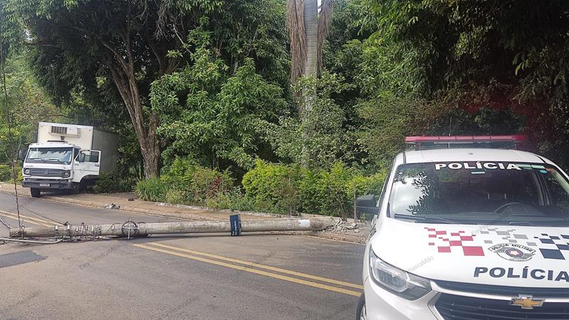 Bandidos furtam caminhão, batem em poste durante fuga, atiram na polícia e fogem para área de mata em Franca