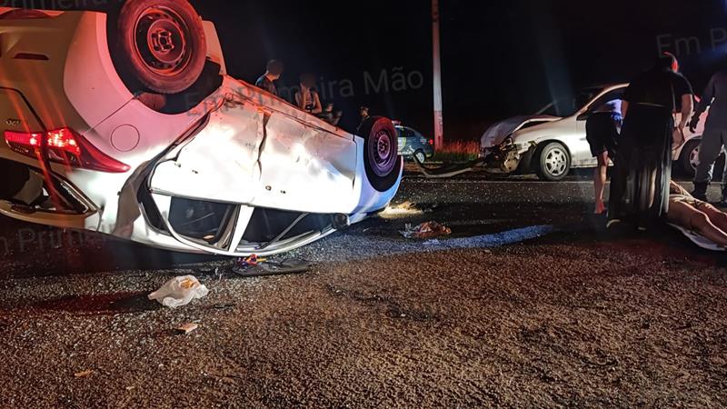 Carro capota após colisão na rodovia Nestor Ferreira