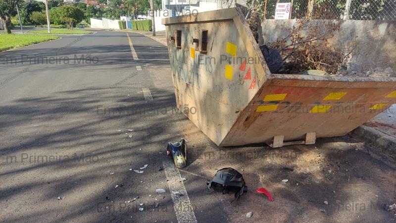 Casal sofre acidente de moto e piloto vai parar dentro de caçamba