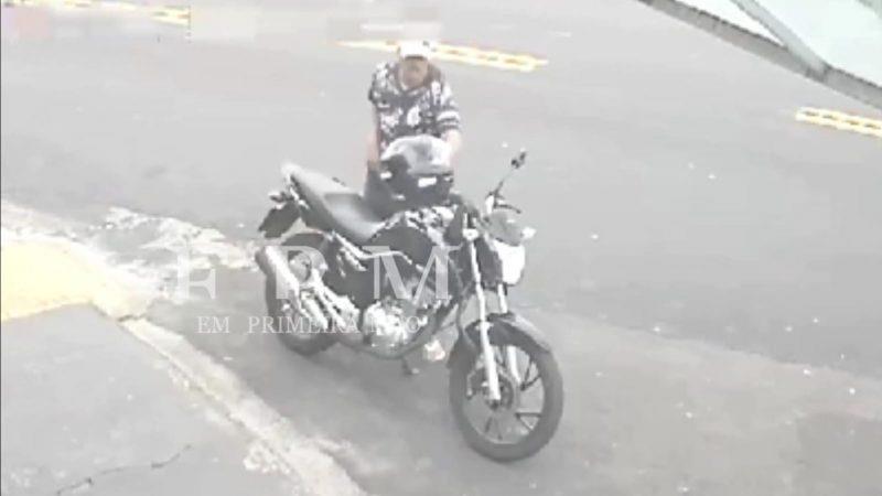 Ladrão é flagrado por câmera de segurança furtando moto em Franca