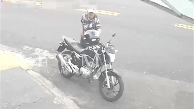 Ladrão é flagrado por câmera de segurança furtando moto em Franca