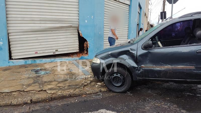 Motorista avança sinal de pare e causa acidente em Franca