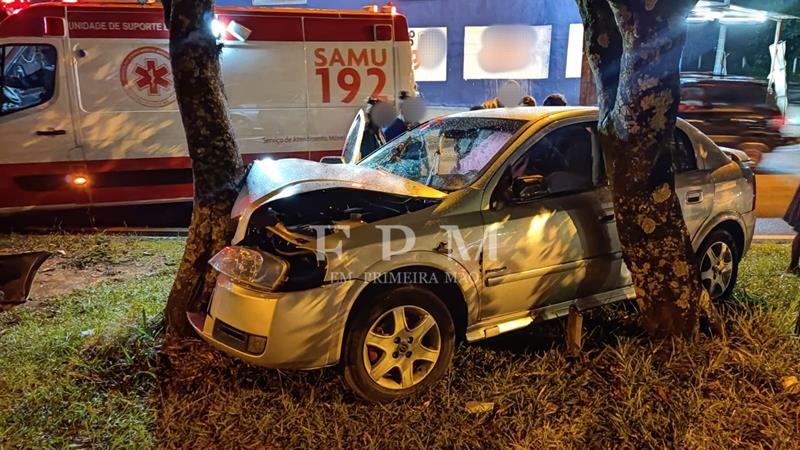 Motorista fica ferido após colidir veículo em árvore em avenida de Franca