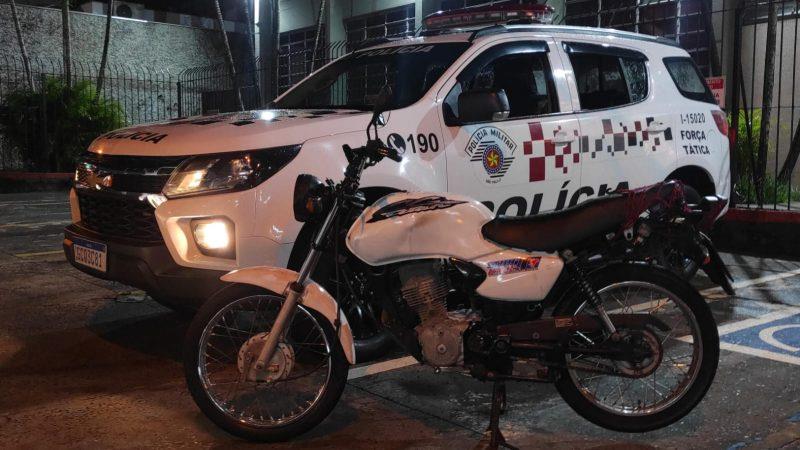 Policiais da Força Tática aborda motociclista e recupera moto furtada em Franca