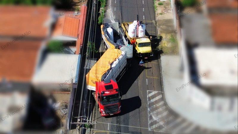 Motorista evita tragédia após pane mecânica em carreta carregada de farinha